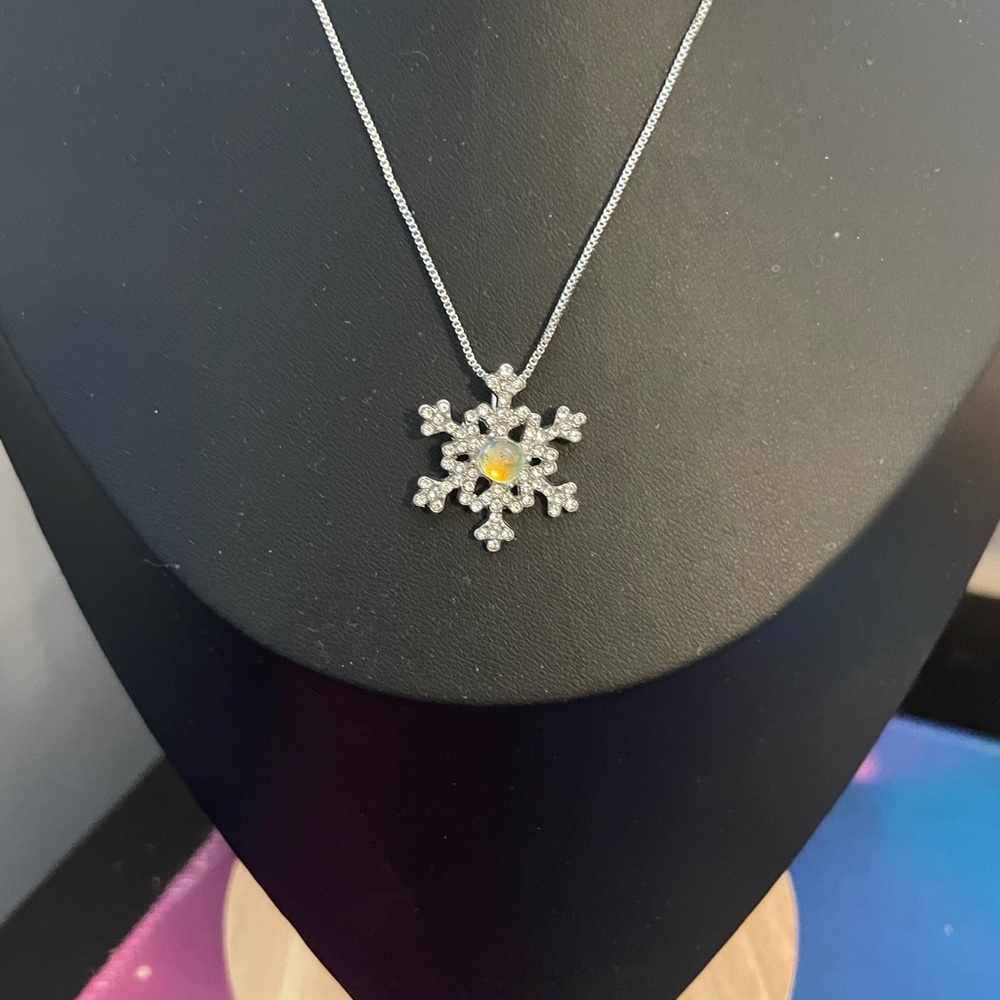Elegant Snowflake Necklace in Silver